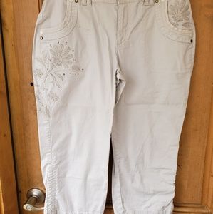 Adorable capri khaki pants
